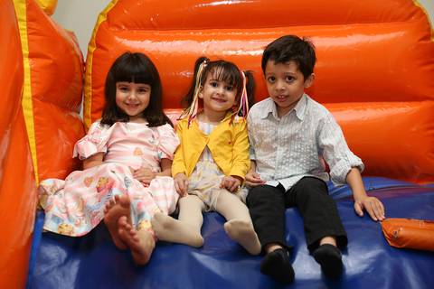 Aniversariante brinca com coleguinhas no escorregador do buffet Salamê Mingueê'