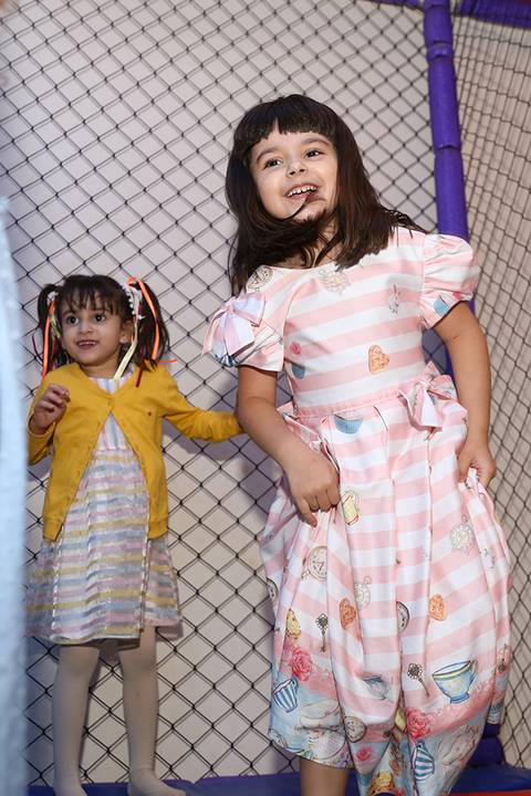 Aniversariante brinca com coleguinhas no pula-pula do buffet Salamê Mingueê'