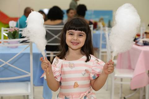 Aniversariante se diverte comento algodão doce'