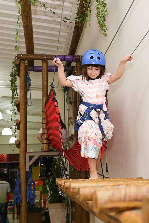Aniversariante aventureira brinca na tirolesa do salão de festas Salamê Mingueê'