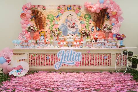 Mesa do bolo decorada com o tema Alice no País das Maravilhas, visão aberta da mesa'