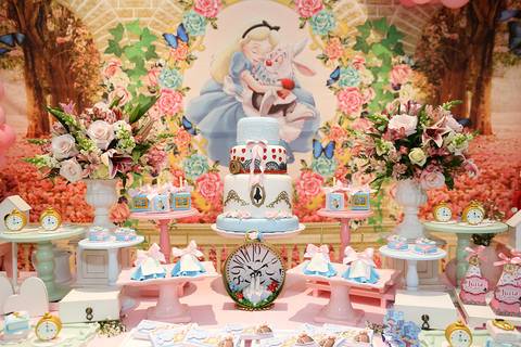 Mesa do bolo decorada com o tema Alice no País das Maravilhas'