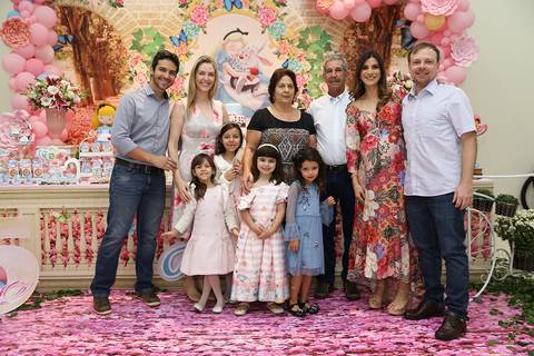 Aniversariante posa com a família da sua mãe na mesa do bolo'