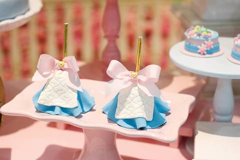 Foto dos pirulitos em forma de saia da Alice no País das Maravinhas'