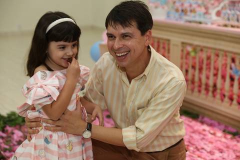 Aniversariante de diverte com seu tio'