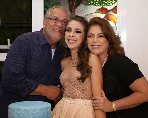 Aniversariante posa com os avós, na mesa do bolo'