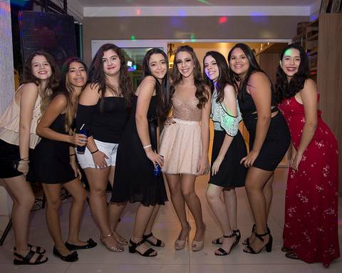Aniversariante posa pista de dança com as amigas'