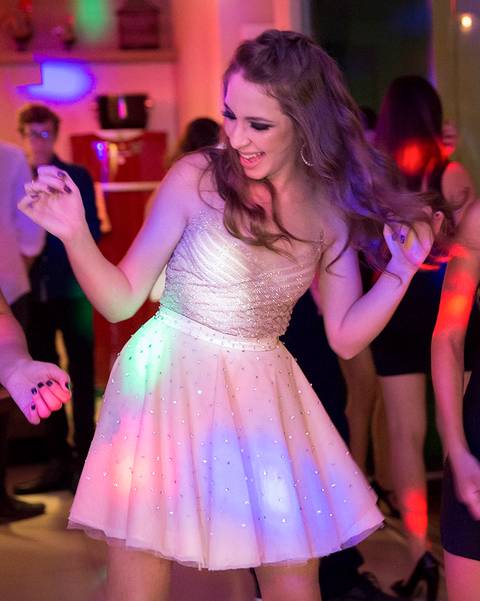 Aniversariante cai na dança'