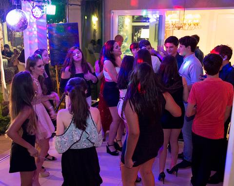 Galera dança muito na pista'