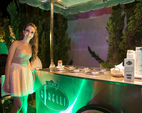 Aniversariante posa no carrinho de sorvete Borelli'