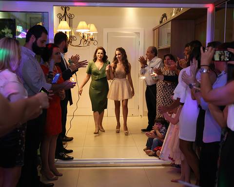 Mãe e aniversariante entram na pista, na apresentação da debutante'