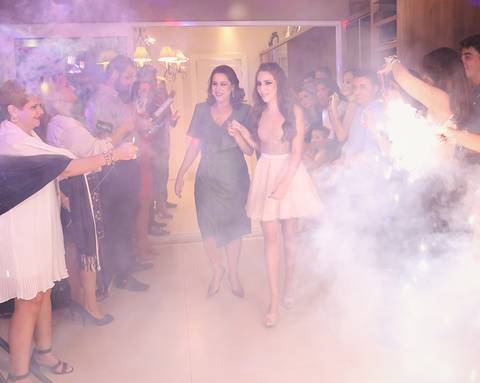 Mãe e aniversariante entram na pista, na apresentação da debutante'