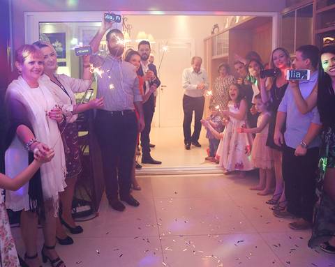 Convidados festejam a debutante'