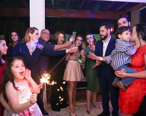 Família brinda a debutante'