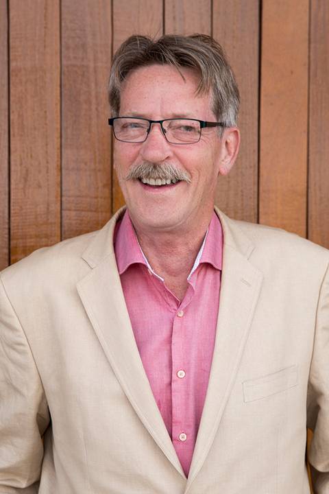 Retrato do noivo, sorrindo descontraído'