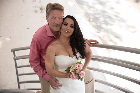 Noivos posam abraçados na escada, foto de cima para baixo'