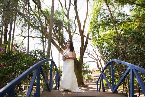 Noiva posa com seu buquê na ponte estilo japonês'