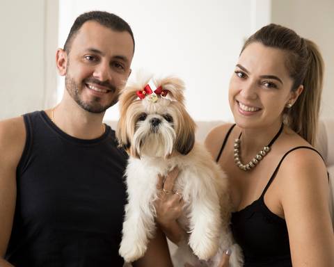A shih-tzu Filó participa da foto junto com seus pais humanos, durante ensaio fotográfico'