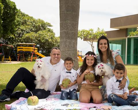 Família reunida em um delicioso picnic, com suas duas maltês'