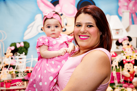mamãe com a aniversariante na mesa do bolo'