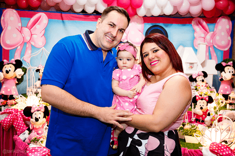 mamãe e papai com a catharina na mesa do bolo'