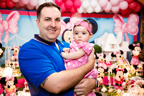 papai com a aniversariante na mesa do bolo'