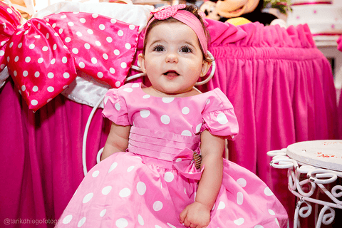 catharina sorrindo na mesa do bolo da sua festa infantil de aniversário'