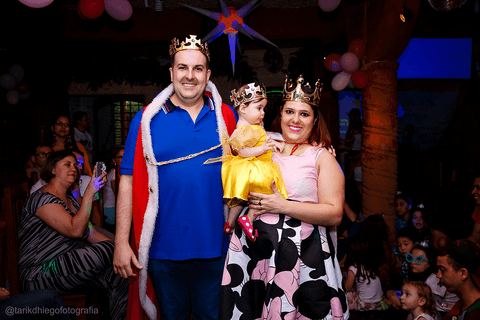 mamãe e papai com a catharina com fantasia de rei, rainha e princesa'