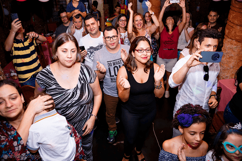 família cantando parabéns no aniversário de 1 ano da catharina'