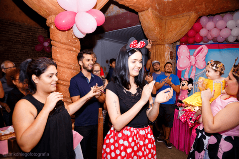 convidados e familia cantando parabéns'