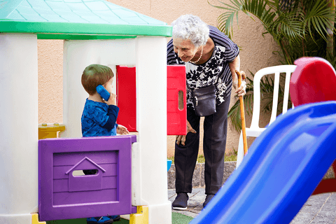 Criança com avó na festa de aniversário infantil'