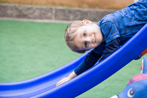 Lucas no escorregador na sua festa de aniversário infantil'