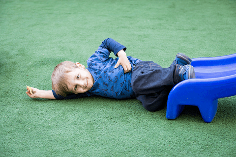 Lucas brincando no escorregador na sua festa de aniversário infantil'