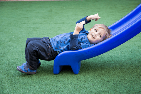 Lucas brincando na sua festa de aniversário infantil'