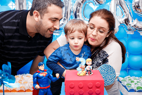 Assoprar a vela do Bolo de aniversário do Lucas da sua festa infantil'