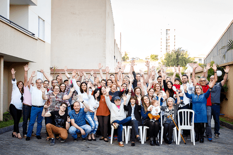 Foto final da galera após a festa de aniversário infantil'