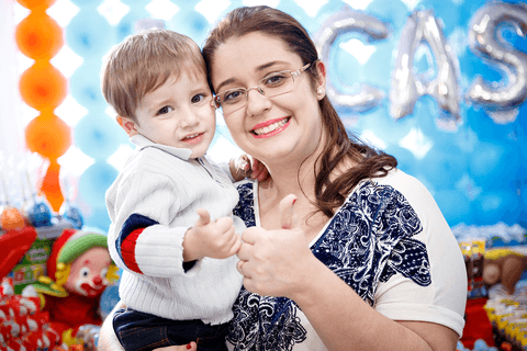 Mamãe na mesa do bolo de aniversário de 2 anos do Lucas em São Paulo - SP'