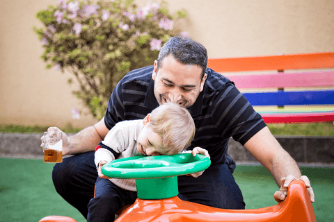 Papai brincando com seu filho em sua festa de aniversário infantil'