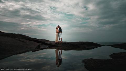 Ensaio dos Noivos em riviera de são lourenço são paulo bertioga ao nascer do sol durante o ensaio pré-wedding na praia no por do sol'