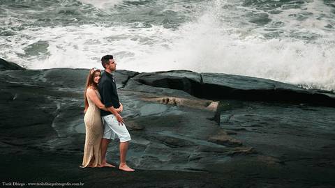 Ensaio dos Noivos em riviera de são lourenço são paulo bertioga ao nascer do sol durante o ensaio pré-wedding na praia no por do sol'