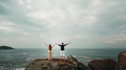 Ensaio dos Noivos em riviera de são lourenço são paulo bertioga ao nascer do sol durante o ensaio pré-wedding na praia no por do sol'
