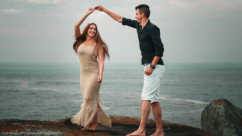 Noivos dançando nas pedras durante o ensaio pré-wedding na praia de Riviera de São Lourenço - são paulo'
