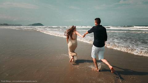 Noivos correndo na praia no ensaio pré-wedding na praia casal riviera de são lourenço bertioga são paulo'