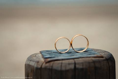 Detalhe das Alianças dos Noivos Fernanda e Fernando durante o ensaio pré-wedding na praia de Riviera de São Lourenço - são paulo'