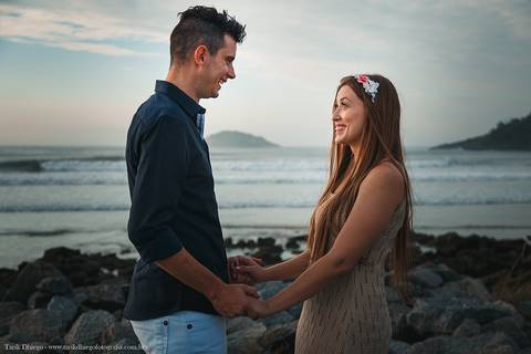 Ensaio dos Noivos em riviera de são lourenço são paulo bertioga ao nascer do sol durante o ensaio pré-wedding na praia no por do sol'