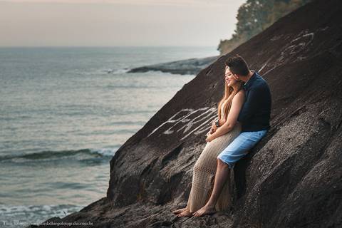 Ensaio dos Noivos em riviera de são lourenço são paulo bertioga ao nascer do sol durante o ensaio pré-wedding na praia no por do sol'
