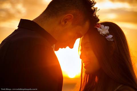 Amor entre os noivos em riviera de são lourenço são paulo bertioga ao nascer do sol durante o ensaio pré-wedding na praia no por do sol'