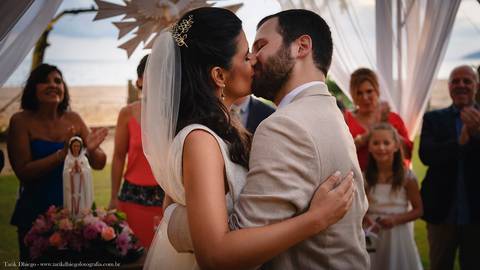 Beijo dos noivos ao final do casamento na Praia'