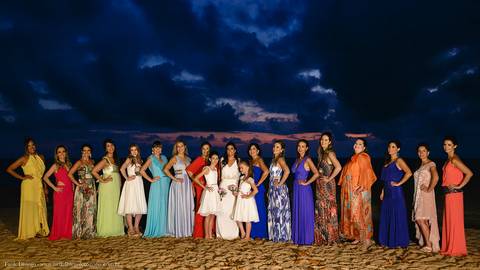 foto da noiva com as madrinhas na areia da Praia com por-do-sol de fundo'