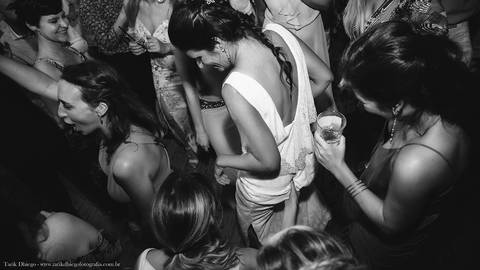 Festa na Reserva Tambá na praia de Toque Toque Pequeno em São Sebastião após a cerimônia do casamento na Praia'